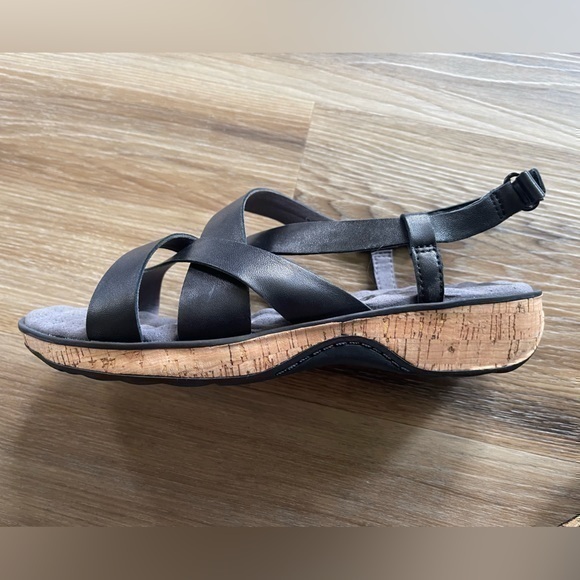 NWOT SoftWalk Black Strappy Sandals - Picture 1 of 8
